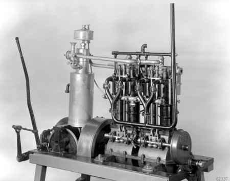El primer motor de cuatro cilindros en el mundo cumple 130 años
