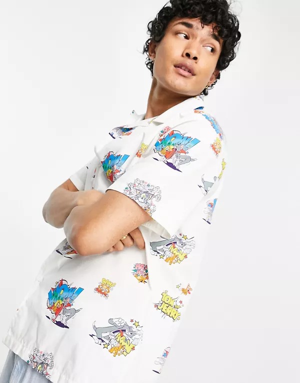 Camisa blanco hueso holgada con cuello de solapas Tom & Jerry de ASOS DESIGN