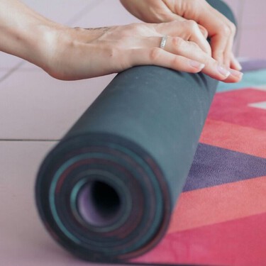 Caminar está muy bien, pero este ejercicio básico de Pilates es fundamental para fortalecer el core a partir de los 50 