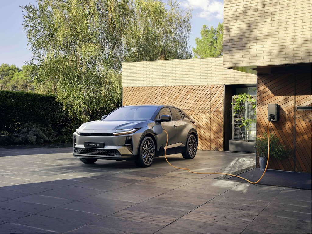 El Toyota C-HR+ juega la fórmula perfecta para ser un superventas: 36.500 euros (antes de ayudas) sin renunciar a 400 km de autonomía