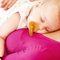 Y ahora sí, ahora sí es recomendable limpiar el chupete del bebé mediante la saliva de sus padres, según el último estudio
