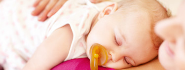 Y ahora sí, ahora sí es recomendable limpiar el chupete del bebé mediante la saliva de sus padres, según el último estudio