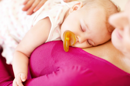 Y ahora sí, ahora sí es recomendable limpiar el chupete del bebé mediante la saliva de sus padres, según el último estudio