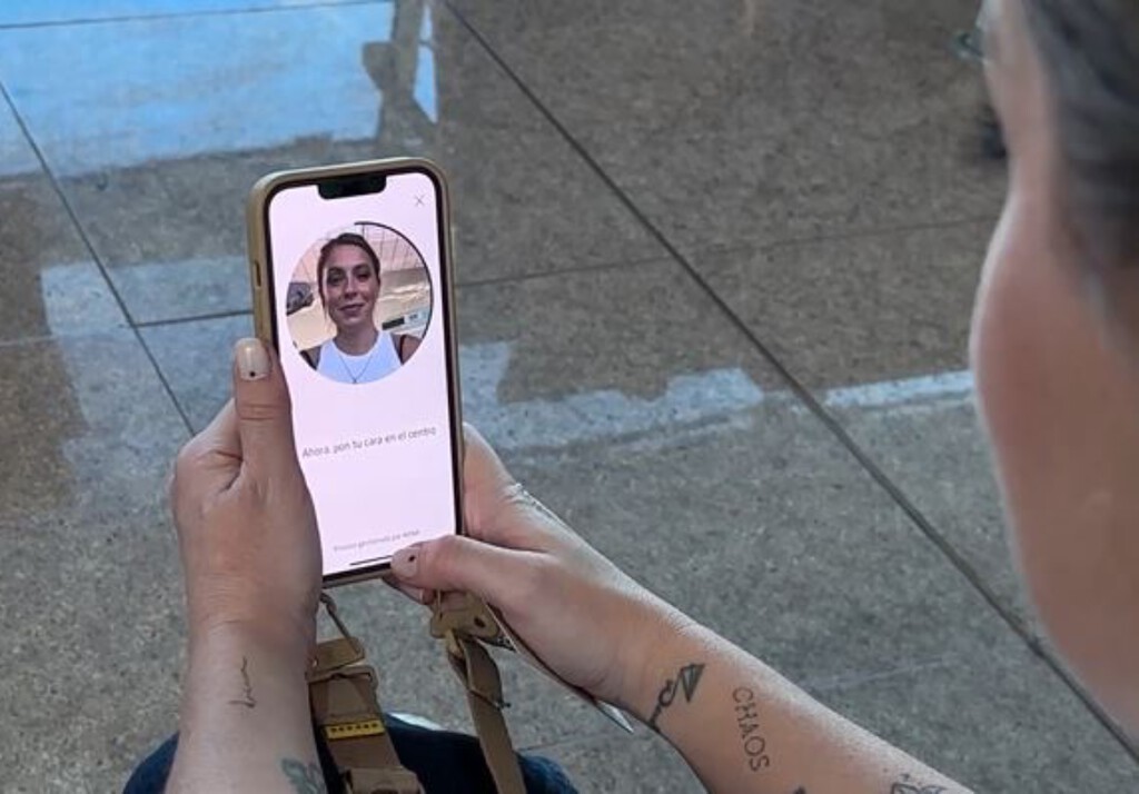 Adiós a la tarjeta de embarque: el reconocimiento facial ya funciona en los aeropuertos de España 