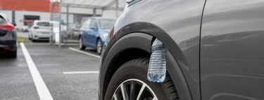 Botella de plástico en la rueda: qué significa esta técnica de robo en los aparcamientos 