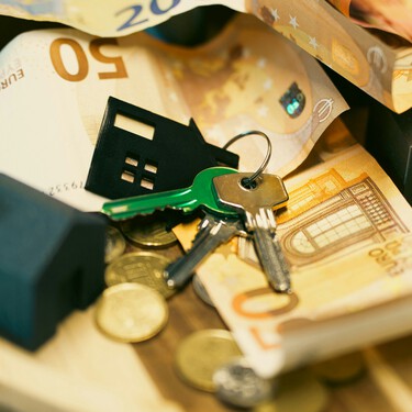 En qué malgastan el dinero los españoles: desde 310 euros al año en botellas de agua gasta los 67 euros por dejar puesto el cargador en el enchufe