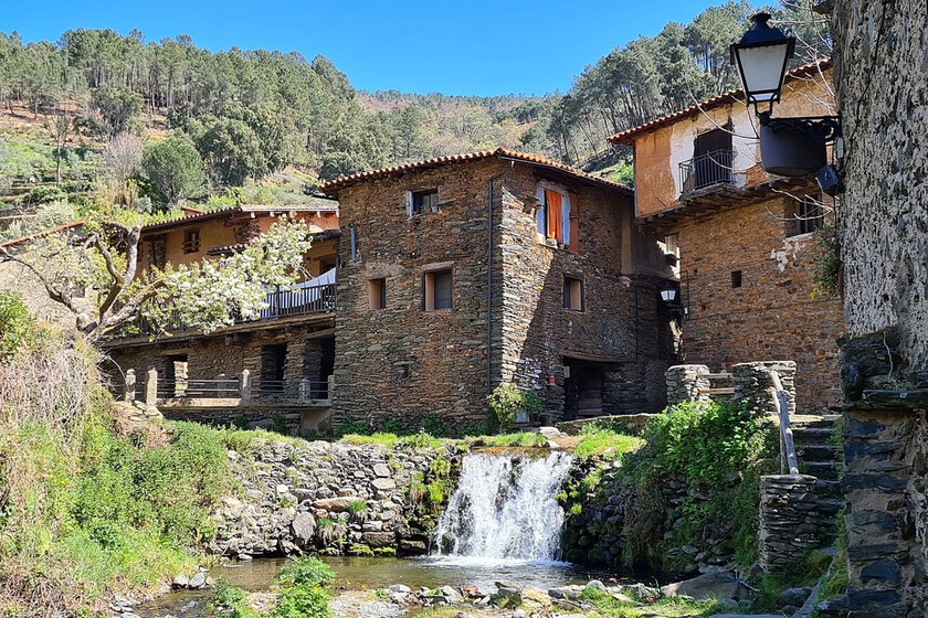 Cascadas, casas de piedra y rutas entre montañas: la escapada de otoño por el pueblo más bonito de Cáceres