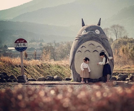 Unos abuelos japoneses crean para sus nietos la icónica parada de autobús de Totoro, como en la película