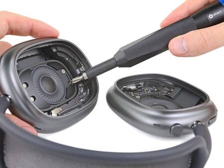iFixit despieza los AirPods Max: doble batería en un único auricular y drivers "gigantes"