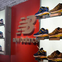El outlet de New Balance liquida las zapatillas negras dosmileras definitivas que no querrás quitarte