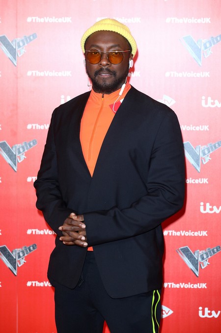 Will.i.am lo sabe: el futuro son los tonos neón incluso en tus looks más formales