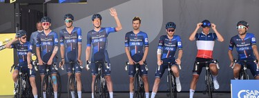 Pensaron que saltarse un semáforo en rojo con la bici les iba a salir gratis. La policía ha multado a todo el pelotón