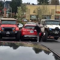 Estos dos Jeep están muy cabreados y han salido a dar lecciones a los que aparcan mal