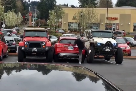 Estos dos Jeep están muy cabreados y han salido a dar lecciones a los que aparcan mal