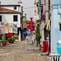 ¿Es legal tender ropa en balcones y patios? Esto es lo que dice la ley y cómo evitar un buen multazo sin saberlo