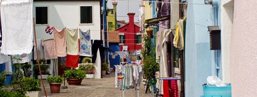 ¿Es legal tender ropa en balcones y patios? Esto es lo que dice la ley y cómo evitar un buen multazo sin saberlo