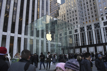 Apple podría desmontar el emblemático cubo de cristal ubicado en la Quinta Avenida en Nueva York