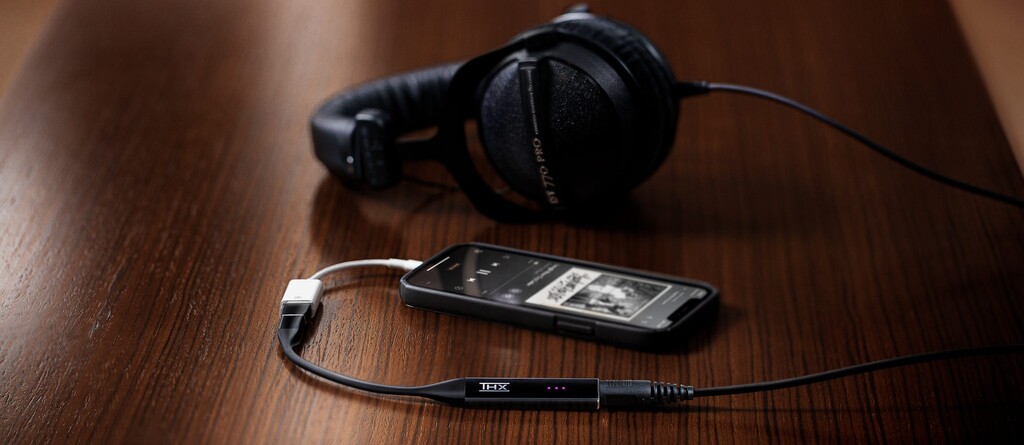 Este es el THX Onyx, un diminuto DAC-amplificador de bolsillo pensado para mejorar el sonido de tu smartphone, PC o Mac