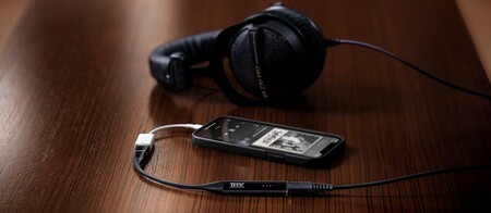 Este es el THX Onyx, un diminuto DAC-amplificador de bolsillo pensado para mejorar el sonido de tu smartphone, PC o Mac