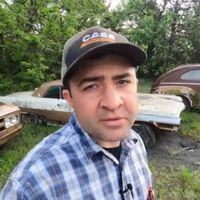 Compraron una granja que no valía nada. Encontraron un tesoro que valía millones en coches clásicos