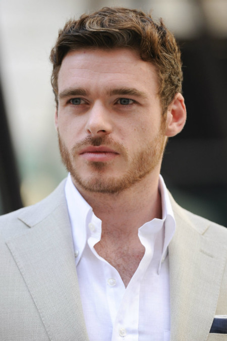 ¿Que no te gustan los trajes claros? Pues mira el look de Richard Madden en la Real Academia de las Artes