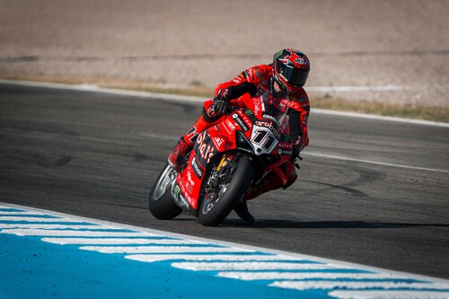 Nicolò Bulega pospone el alirón de Toprak Razgatlioglu con una victoria sin oposición en Jerez