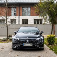 Se mira pero no se toca. Arrancar con pinzas un Mercedes eléctrico de 100.000 euros está prohibido, si no quieres perder la garantía