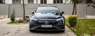 Se mira pero no se toca. Arrancar con pinzas un Mercedes eléctrico de 100.000 euros está prohibido, si no quieres perder la garantía