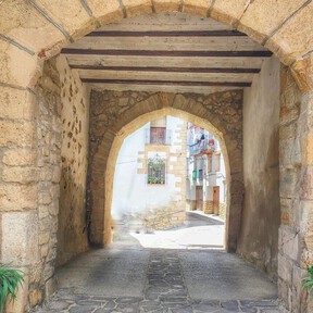 El pueblo medieval de casas blancas anclado en el tiempo, perfecto para desconectar en la naturaleza, comer jamón y con un dulce único en España 