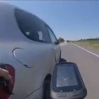 Un ciclista graba en vídeo cómo le embiste un coche al tomar un desvío a alta velocidad