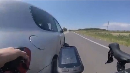 Un ciclista graba en vídeo cómo le embiste un coche al tomar un desvío a alta velocidad