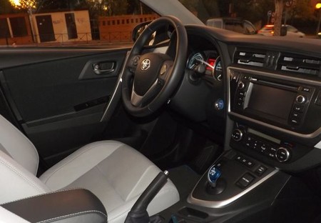 Toyota Auris Hybrid plazas delanteras