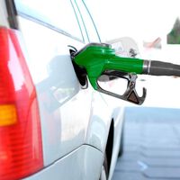 Un mecánico nos explica por qué es peligroso llenar el tanque de gasolina al tope y lo caro que puede ser repararlo