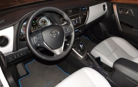 Toyota Auris Hybrid interior plazas delanteras