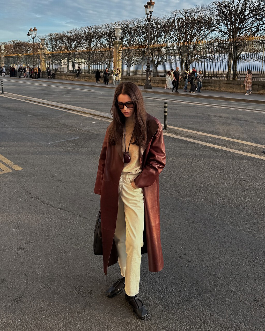 Esta gabardina rebajada en Stradivarius es súper elegante y se agotará pronto porque tiene el color más buscado del otoño 2025