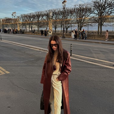 Stradivarius rebaja la gabardina color vino tinto que arrasa en otoño: elegante y perfecta para planes de día y de noche