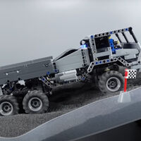 Ver cómo evoluciona este coche de LEGO para no hundirse en la arena es simplemente espectacular