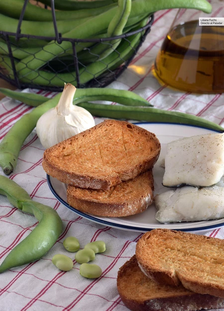 Pa torrat con bacalao, ajo y habas: receta tradicional alicantina de Viernes Santo