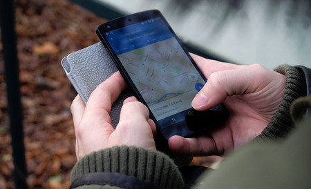 Adiós a la famosa voz robótica de Google Maps: ya no habrá que silenciar las instrucciones de navegación