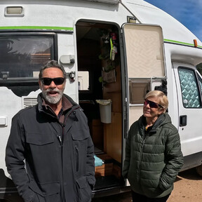 Fernando y Ana, jubilados, viven en una autocaravana por 70 euros a la semana: "Nosotros tenemos aquí lo que necesitamos, vivimos bien, tenemos para comer y hemos ahorrado muchísimo"
