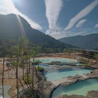 Cachoeira gigante feita com pneus e garrafas pet vira atração em Magé 