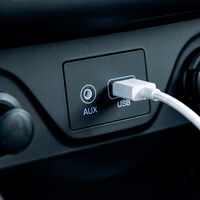 No sólo para tu celular: 6 cosas útiles que puedes hacer con el puerto USB de tu carro y que quizá no sabías