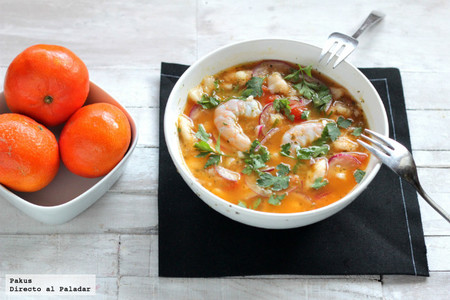 Ceviche de merluza, langostinos y mandarina. Receta ligera