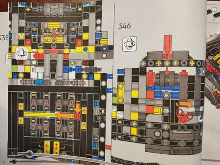 Essa imagem faz mais sentido depois de passar horas montando o complexo mecanismo de controle elétrico da escavadeira Volvo da Lego. Mas cuidado com erros na montagem — eles doem amargamente depois.