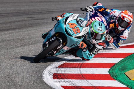 Marcos Ramírez consigue su primera victoria en una alocada carrera de Moto3 y Arón Canet afianza el liderato
