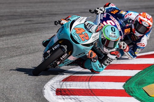 Marcos Ramírez consigue su primera victoria en una alocada carrera de Moto3 y Arón Canet afianza el liderato
