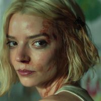 Apple TV se saca de la chistera una de las series del verano: 'Lucky' con Anya Taylor-Joy robando corazones (y carteras)