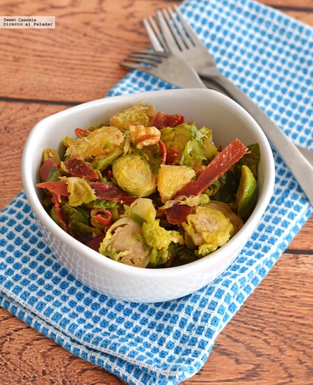 Ensalada de coles de Bruselas con naranja y jamón serrano crujiente. Receta