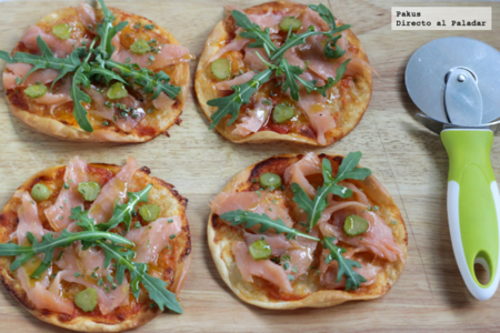 Receta de pizzetas individuales de salmón y rúcula