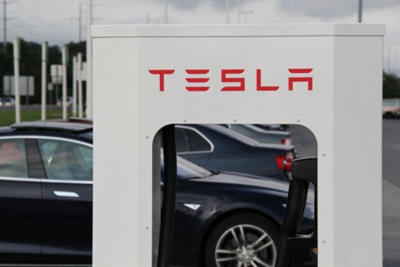 Tesla podrá instalar sus supercargadores en España sin la obligación de incluir una toma CCS Combo